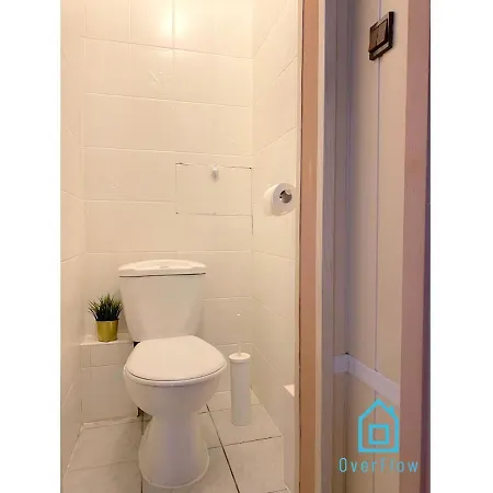 Square - 20 Minutes To Old Town & Seaside Δωμάτια σε οικογενειακή κατοικία *