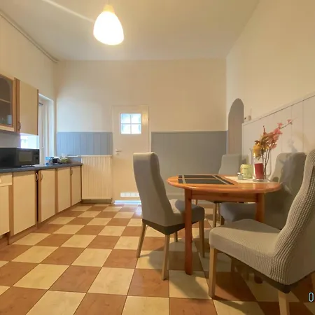 Square - 20 Minutes To Old Town & Seaside Δωμάτια σε οικογενειακή κατοικία *